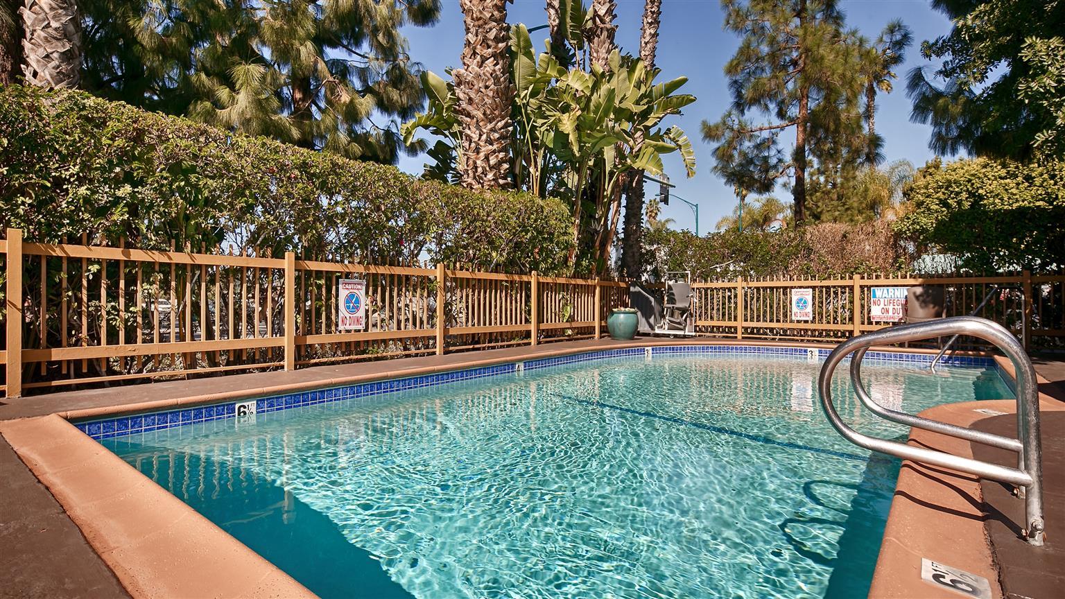 Best Western Courtesy Inn Hotel - Anaheim Resort At The Park Bagian luar foto